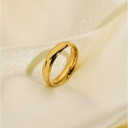 Traditional classic 18K gold-plated steel ring with a feminine touch