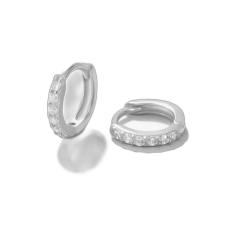 Jättevackra sma silver örhängen medkristaller