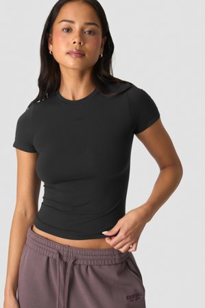ICANIWILL - Essence Seamless Tee Black - Naiset - Treenivaatteet ICIW:ltä
