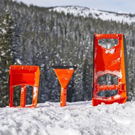 Ulkoilu kannettava kompakti lumilapio Auton lumilasta jumissa oleva lumilapio