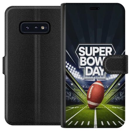 Kompatibelt Lommeboketui til Samsung Galaxy S10e Super Bowl Day plakat med amerikansk fotball på opplyst arena i dramatisk sportsdesign