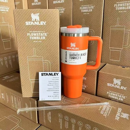 Suuri 1,2 litran ruostumattomasta teräksestä valmistettu juomamuki kahvalla ja pillillä automatkoille