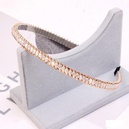 Vakker tiara med broderte rhinestones i flere perlefarger