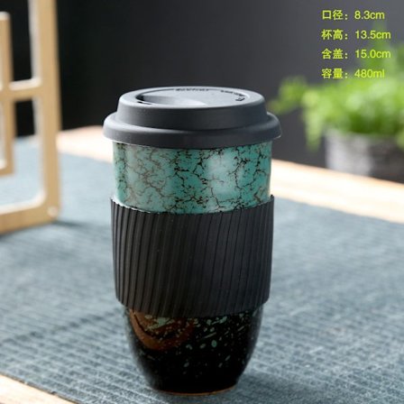 Dette keramiske kruset kommer med silikonlokk og -hylse. Det har et unikt design og er egnet for daglig bruk.