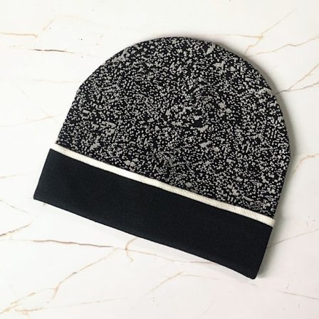 Strikket varm ulllue for høst og vinter for menn og kvinner med gammeldags blomstret rutete oppbrettet kant