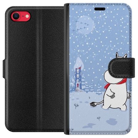 Kompatibel Tegnebogsetui til Apple iPhone SE (2022) Står i et stille vinterlandskab med snefald, blå toner og måne, hvor den rolige stemning skaber en