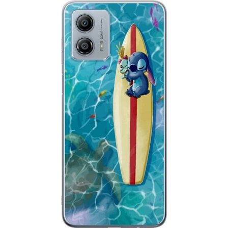 Kompatibel Mobilcover til Motorola Moto G53 Afslappende illustration af Stitch der hviler på et surfbræt i klart turkisfarvet vand