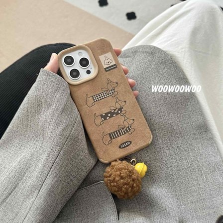 Fodral för iPhone 13 tre taxar brun pälsboll klocka nisch höst och vinter sött hänge hund l