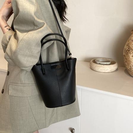 Moderne og enkel håndtaske til kvinder - 2024 forår og sommer - Ny koreansk stil - Trendy crossbody-taske - Specialdesignet spandtaske Black