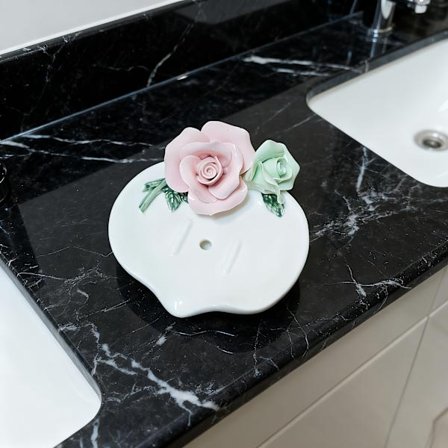 Håndlaget keramisk såpeskål formet som en rose