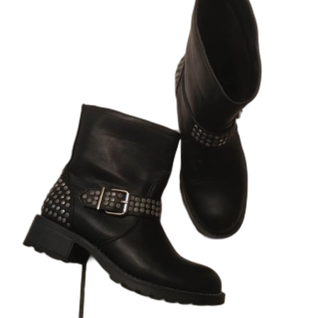 Svarta boots med nitar och spänne