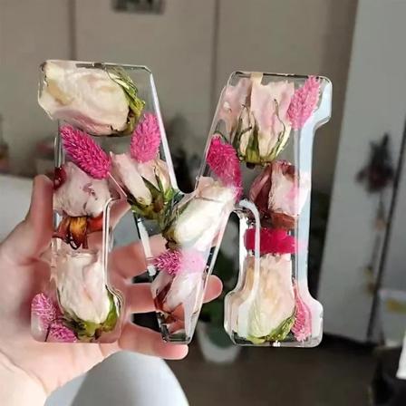 Pressade Blommor i Hartsbokstäver med LED-Ljus, Blommig Hartsnattlampa 26 Bokstavsval, 100% Ny-Xin M