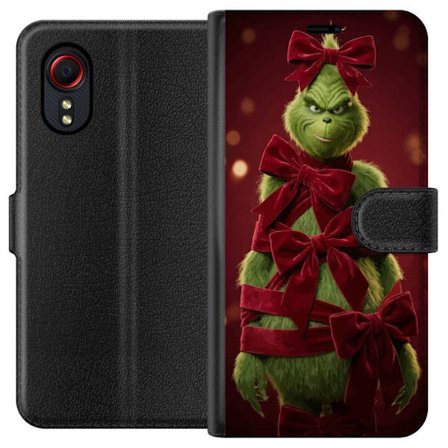 Yhteensopiva Lompakkokotelo Samsung Samsung Galaxy Xcover 5 Grinchi-hahmo koristeltu punaisilla samettinauhoilla juhlavassa studiossa, leikkisällä j