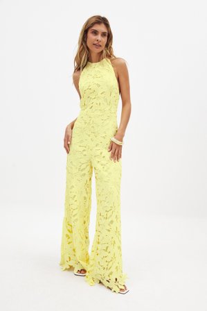 Sofi Fahrman Engelbert x NA-KD Anglaise-Jumpsuit mit Neckholder - Urlaubskleidung - Gelb - EU 36