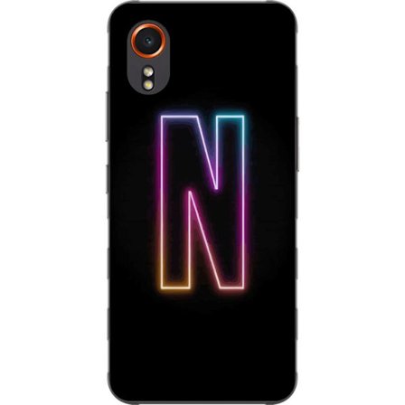 Kompatibelt Mobilskal till Samsung Samsung Galaxy Xcover7 Minimalistisk neonbokstav N i färgskiftande ljus mot svart bakgrund