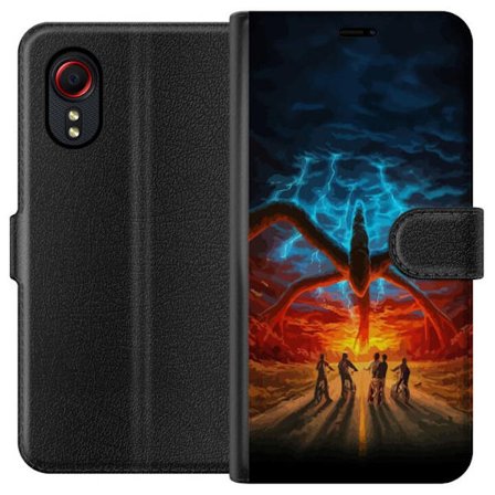 Kompatibelt Plånboksfodral till Samsung Samsung Galaxy Xcover 5 Dramatisk fantasyillustration med enormt övernaturligt monster, blixtar och cyklande