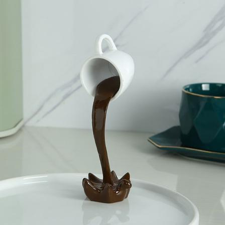 Luova nestekuppiveistos, joka kaataa nestemäistä kahvikuppia 3D - Perfet Coffee