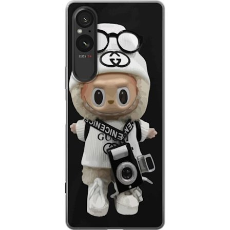 Yhteensopiva Puhelinkuori Sony Sony Xperia 5 V Tyylikäs muotoilijafiguuri kameralla ja katutyyliä, leikkisä keräilyfiguuri trendikkäässä kaupun