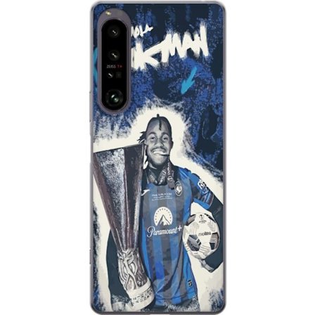 Sony Xperia 1 IV Gennemsigtig cover Ademola Lookmans triumf med pokal blå baggrund fodboldmotiv fyldt med energi og sejrsfølelse inspireret af meste