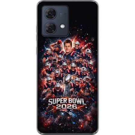 Kompatibelt Mobildeksel til Motorola Moto G84 Super Bowl 2026 plakat med New England Patriots og NFL-trofe i eksplosiv sportsdesign