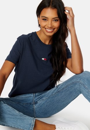 TOMMY JEANS Badge Tee C87 Twilight Night Klær