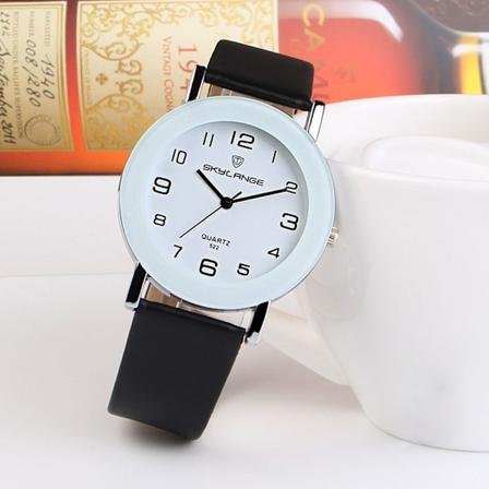 Kvinder ser på Quartz armbåndsur 3