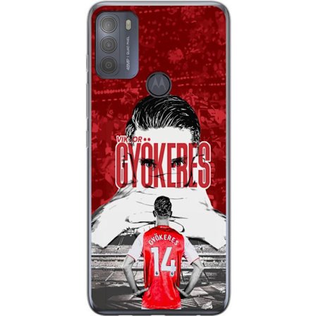 Yhteensopiva Puhelinkuori Motorola Moto G50 Punainen dramaattinen kollaasikuva, jossa esiintyy Viktor Gyökeresin muotokuva ja pelaajia takaapäin are