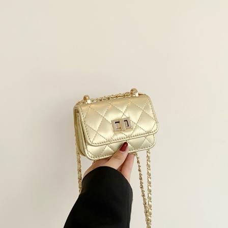 Diamant Kedja Liten Väska För Kvinnor 2024 Sommaren Ny Crossbody Bag Fashion Casual Solid Färg Populär Enkelhet Liten Square Baga Gold