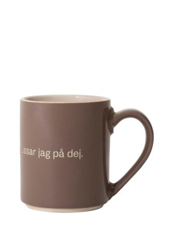 Astrid Lindgren Mug 22 Home Tableware Cups & Mugs Coffee Cups Brun Design House Stockholm