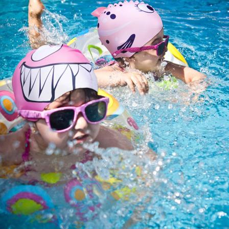 2 kpl Hai-lapset vedenpitävä silikoniuimalakki (Vaaleanpunainen täplä