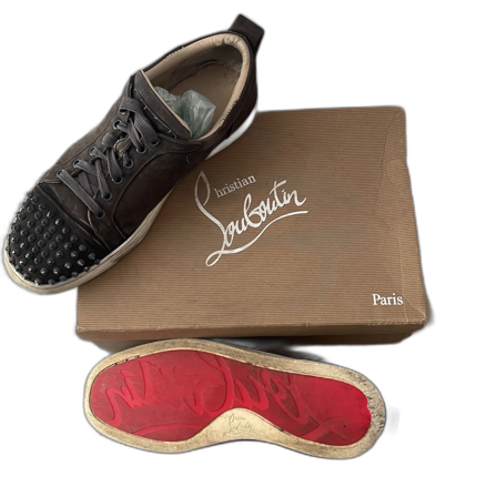 Gråa sneakers med nitar från Christian Louboutin