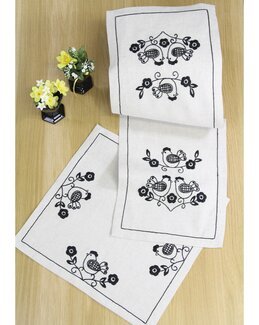 Broderipakke Høner - Duk - Västgöta Broderi