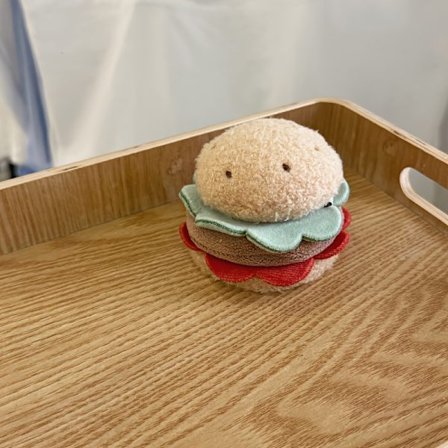 Søt kosedyr i form av en hamburger, perfekt for å dekorere skrivebordet eller hjemmet ditt. Denne sjarmerende sandwich-plysjleken er en herlig gave 