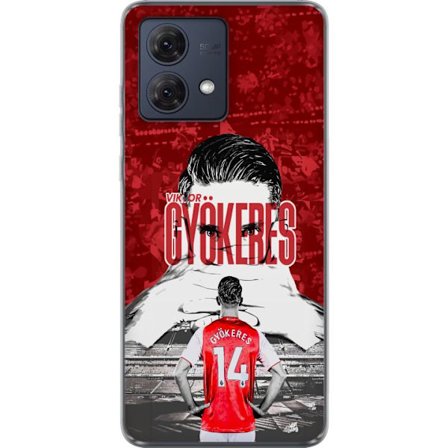 Kompatibelt Mobildeksel til Motorola Moto G84 Rød dramatisk kollasjebilde med Viktor Gyökeres portrett og spillere fra bak på arenaen