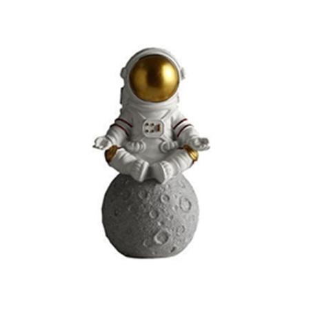 Artiklar Spaceman Måne Skulptur Dekorativ Astronaut Modell Astronautfigurer Kosmonautstatyer Miniatyrer Present Gold