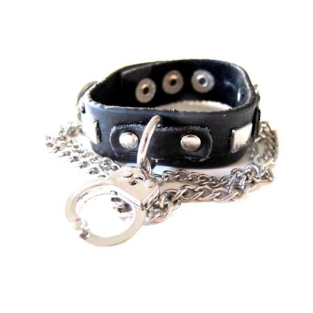 Svart armband med nitar och handklovar