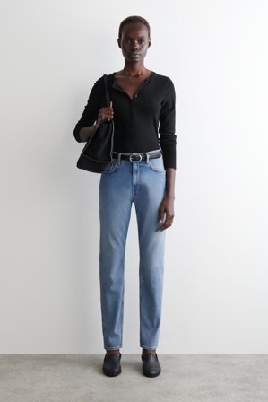 COS Women's Flute Jeans Med Figurnära Ben in Blå