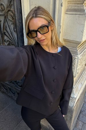 NA-KD kurzer Blazer mit abgerundeten Ärmeln - Blazer - Schwarz - EU 42