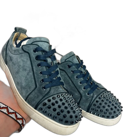 Christian Louboutin söker spikar till dessa skor