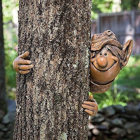 Havetomte, udendørs træ alf dreng figur krammer harpiks