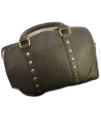 Svart handväska med nitar och gulddragkedja