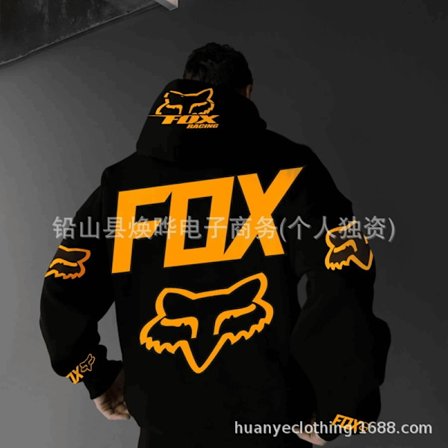 Hettegenser med reveprint, unisex, løs passform med fleecefôr.