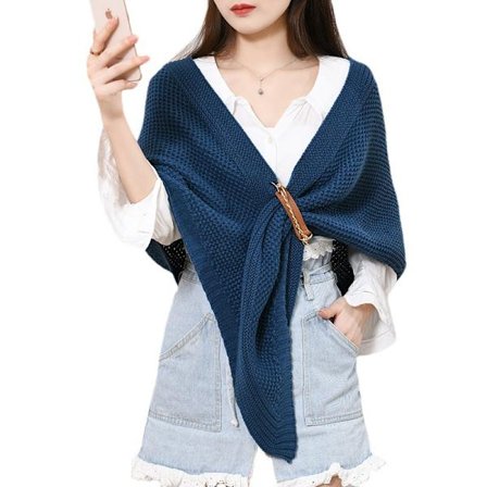 Blå, kædestrikket sjal med læderspænde, udhulet trian