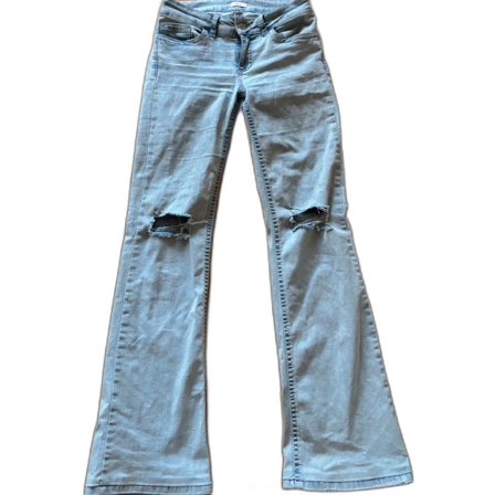 Ljusblå bootcut jeans med slitna knän