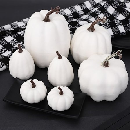 7 st vita utomhuspumpor i höstdekoration, stora och små pumpor