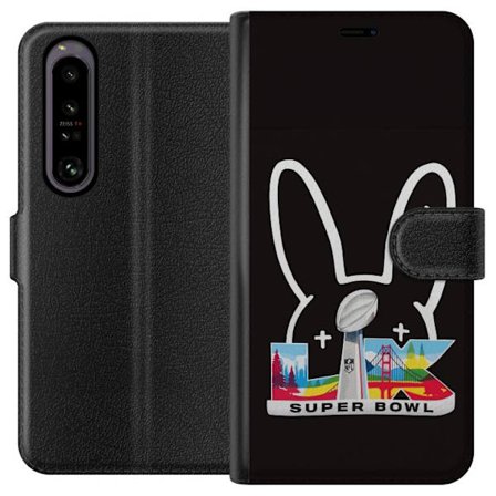 Kompatibel Tegnebogsetui til Sony Xperia 1 IV Bad Bunny portræt med åben skjorte, tatoveringer og krøllet hår i stilfuld modefotografering