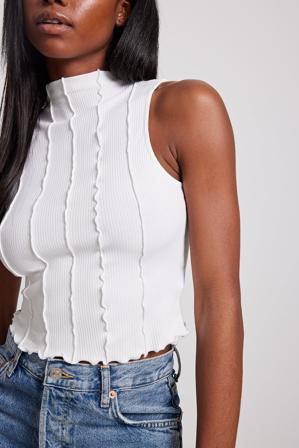 NA-KD Geripptes Unterhemd mit Nahtdetail - Rollkragen Tops - Weiß - EU 54