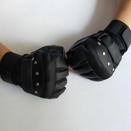 Endelig et par lækre gymnastikhandsker med nitter og halvfingre