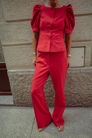 Cecilie Haugaard x NA-KD Utsvängda byxor med mellanhög midja - Utsvängda byxor - Röd - EU 40