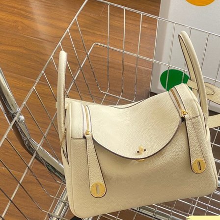 Lindy Mini Skulderveske i Hvit Ku-skinn med Gullknapp 19cm